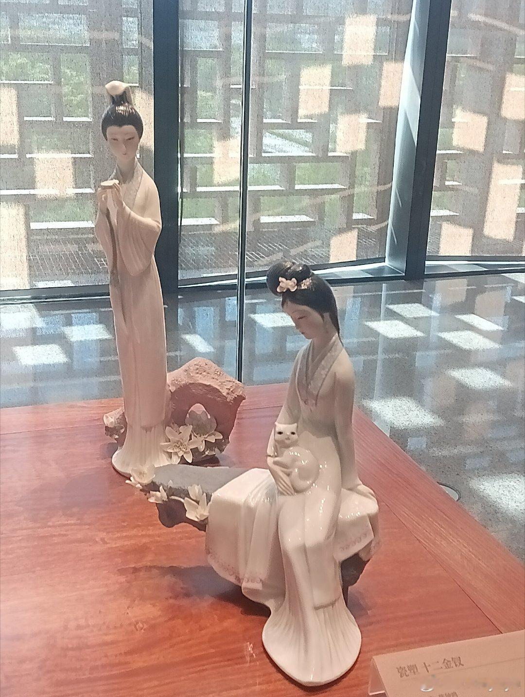 十二钗里有谁养猫？ 