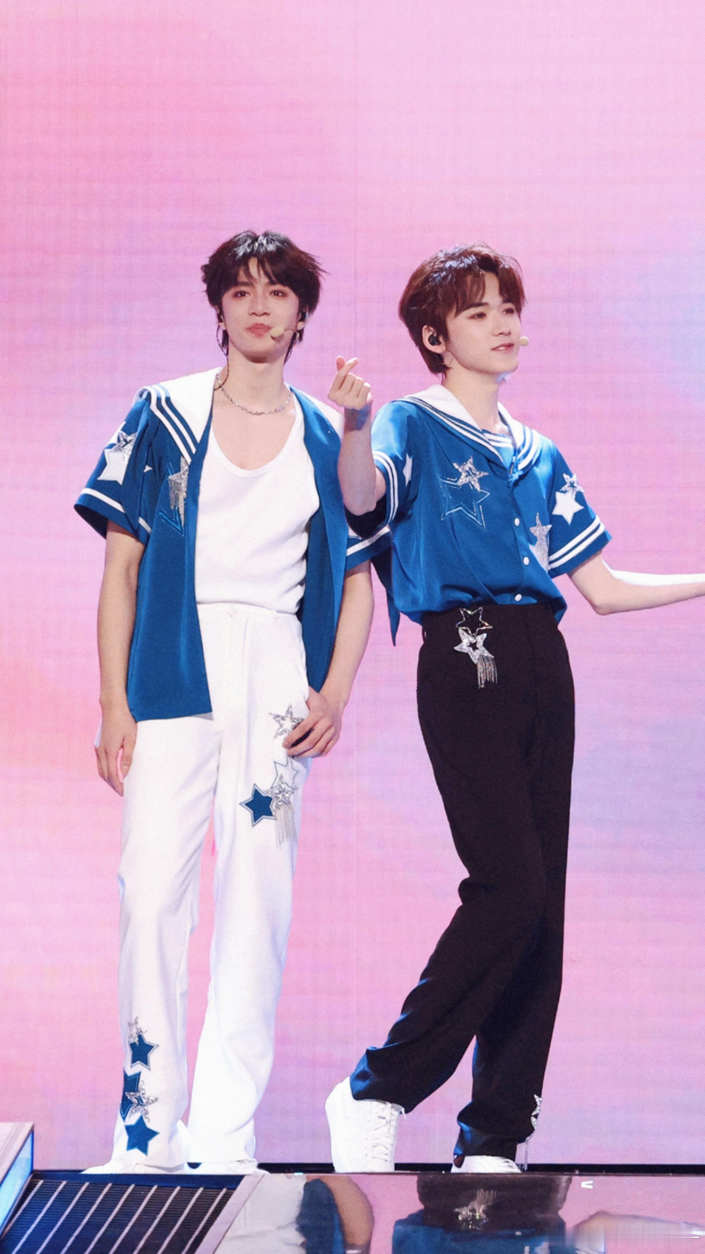 文轩 🐺🐟文轩世界第一初恋 “我们俩住一起”烟花升停在星夜-宋亚轩刘耀文[音