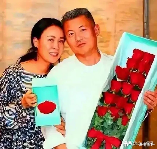 那英icon老公被爆出轨，她的老公是何许人也？那英老公叫做孟桐icon，是北京知