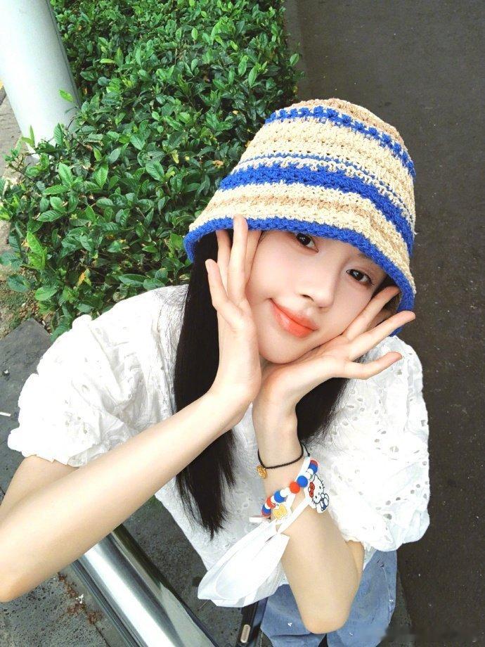 鞠婧祎蓝色针织帽泡泡袖look 鞠婧祎6月plog 鞠婧祎6月plog，是蓝色针
