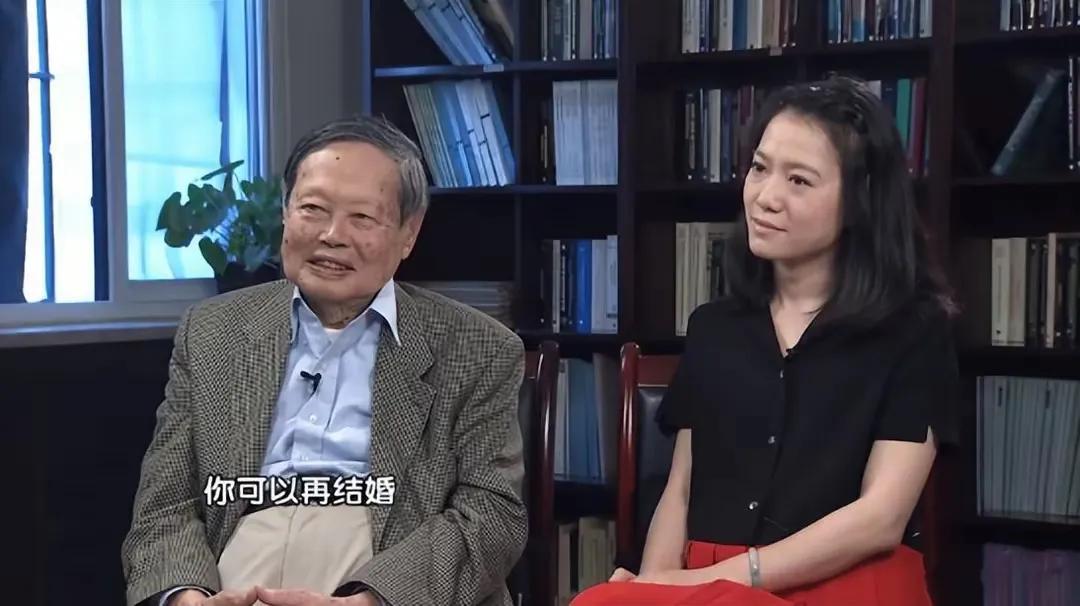 那天，100岁的杨振宁躺在床上，突然喊了一声翁帆，翁帆听后放下扫把，温柔地问道：