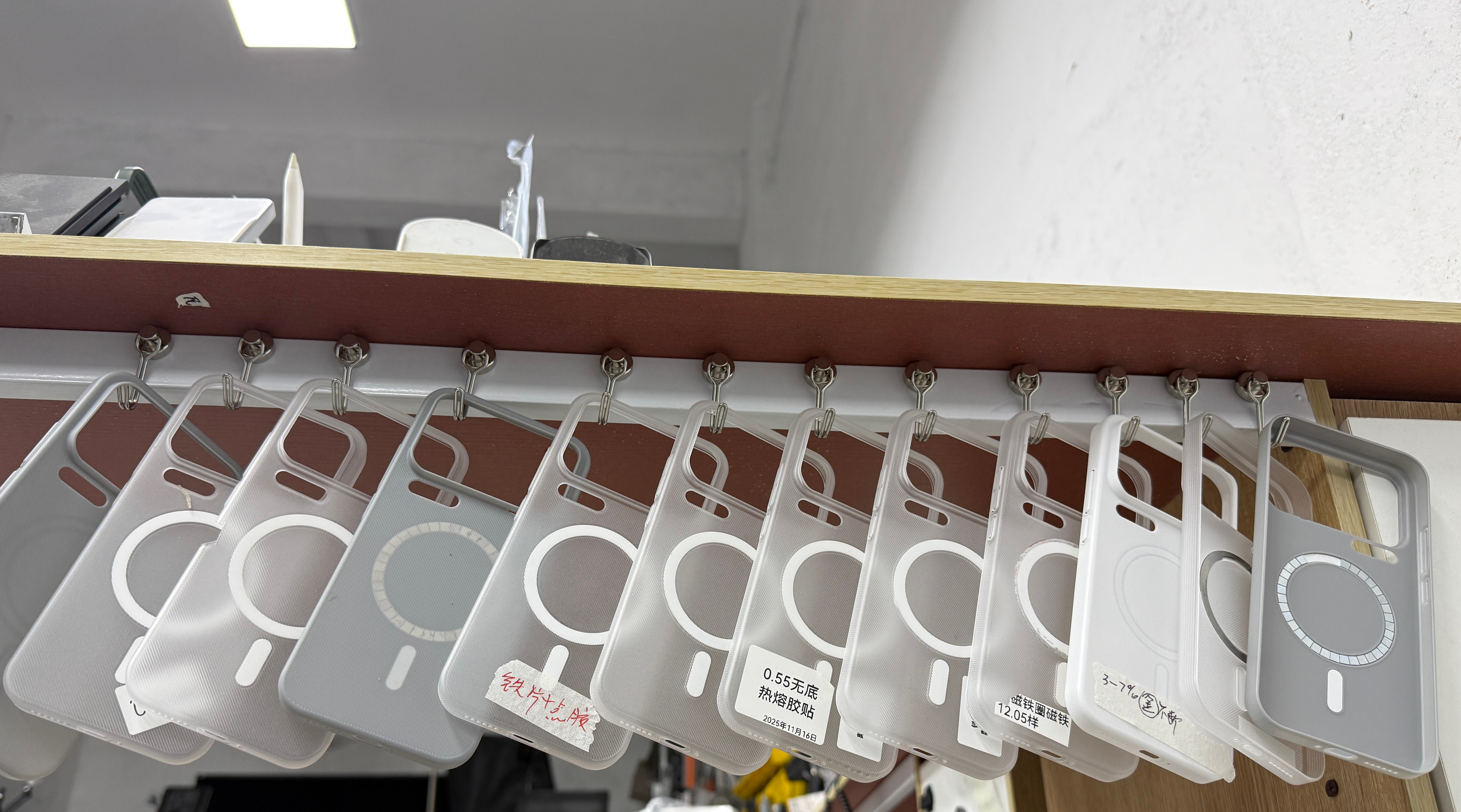 小米17ProMax 的超薄斜隐壳磁吸测试无线充电真的是测麻了看看同事挂的这一排