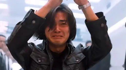 香港14岁男学生成黑社会骨干《古惑仔》B 哥全家被杀，陈浩南去灵前上香那场戏里，