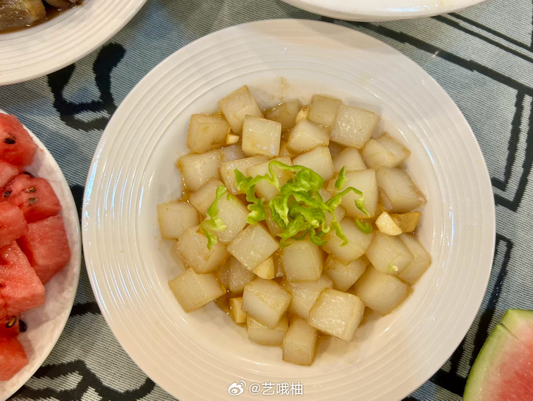 醒啦～我醒啦可爱多还在睡最近他都睡到12点半因为晚上哥哥陪他玩太晚，也可能白天被