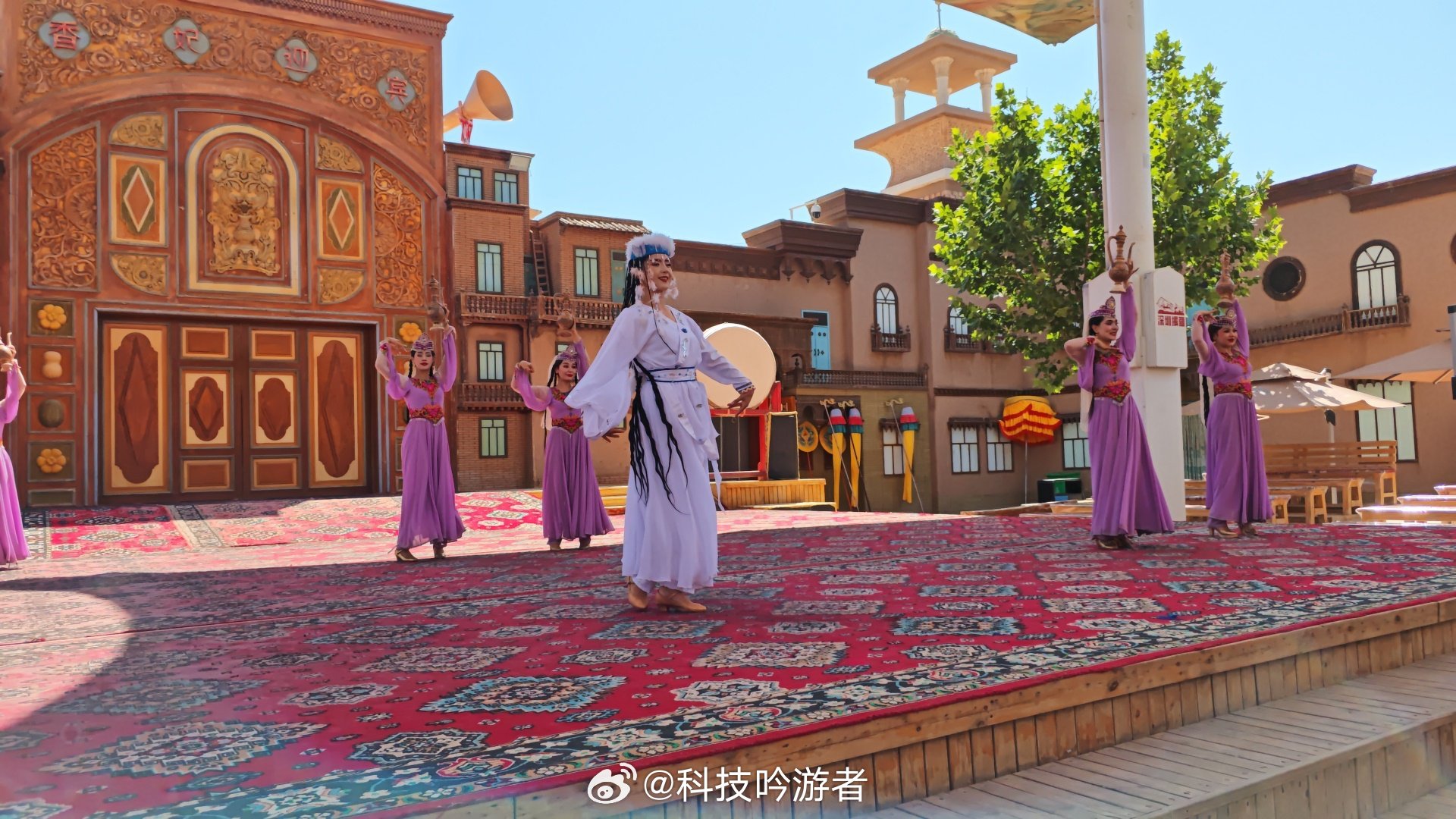 感知幸福中国新疆行新疆的帅气小伙和美丽姑娘偏偏起舞，尤其是“扭脖子”，我是学不会