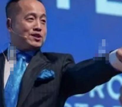 不知这个华裔叶俊德投资加密货币，反正他全裸跳楼29岁同室女友毫不知情！

根据公