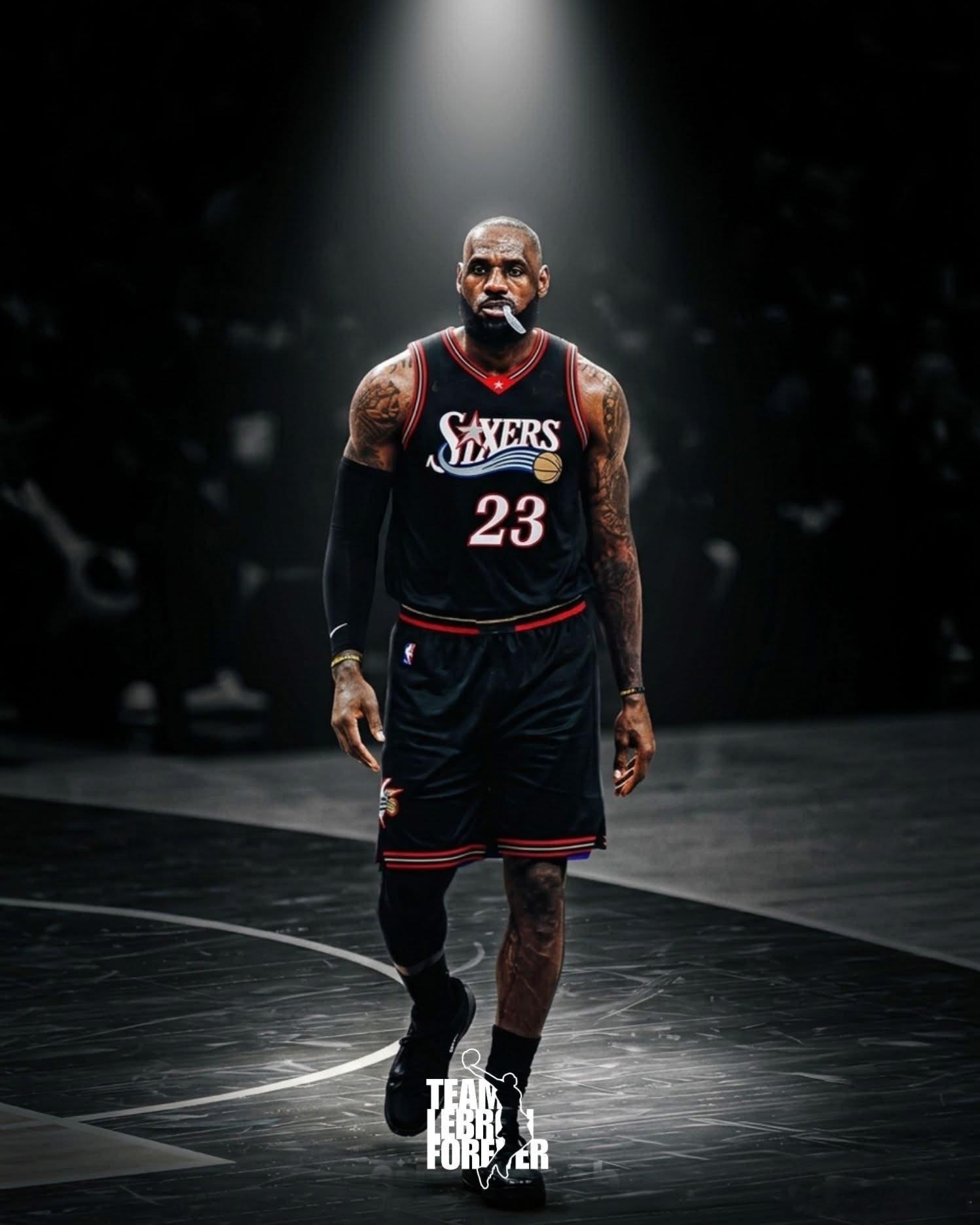 詹姆斯 如果有人告诉你，NBA历史上有一位球员完成了以下所有壮举：— 得分最高（