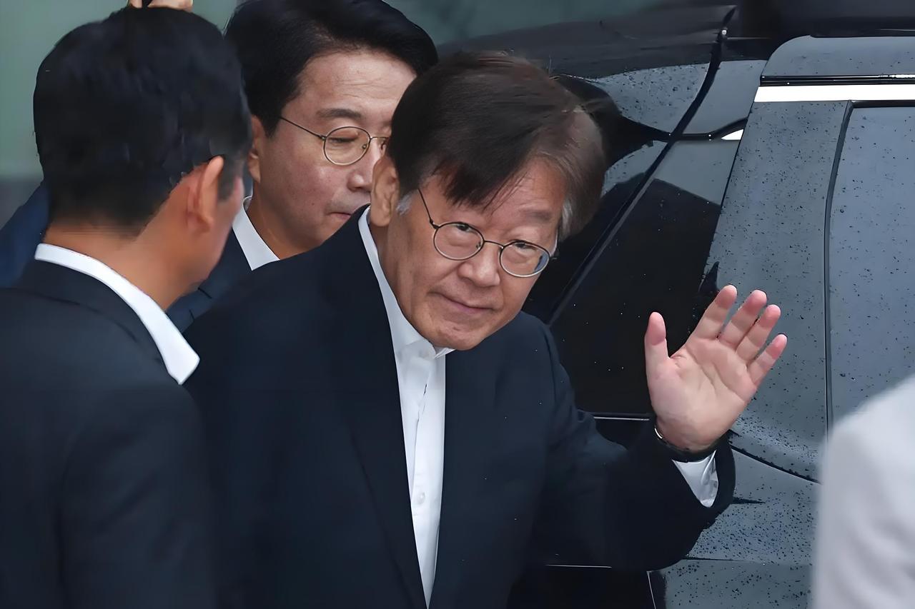 果不其然，李在明要迁移新政首都了。

李在明上任后，诸事不顺，而且基本上每个韩国