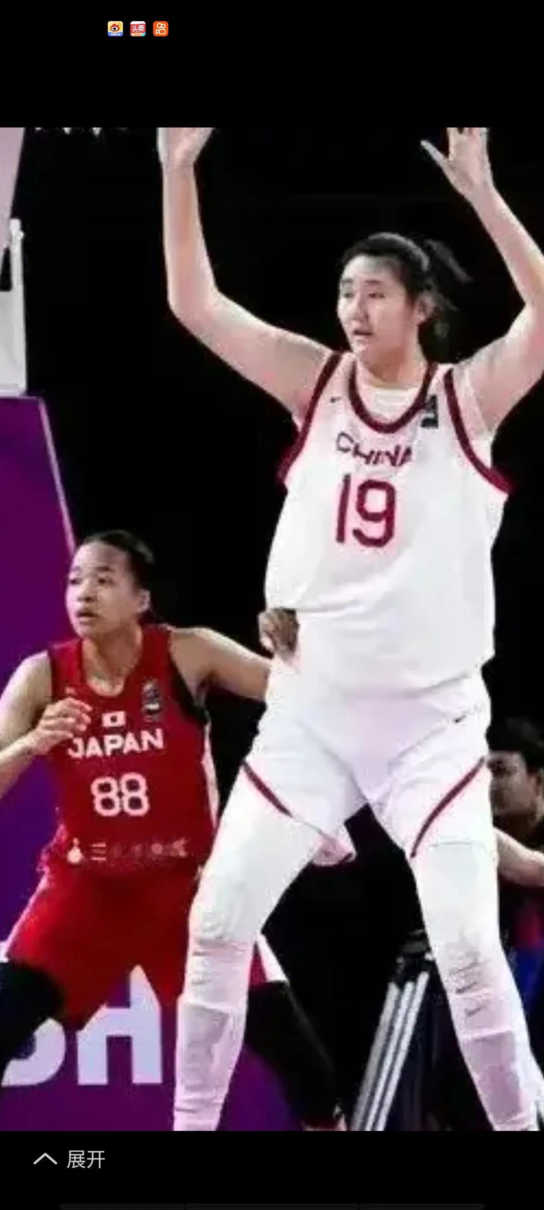 中国女篮与波黑女篮的热身赛，18岁的张子宇迎来国家队首秀，身高2米26，体重30