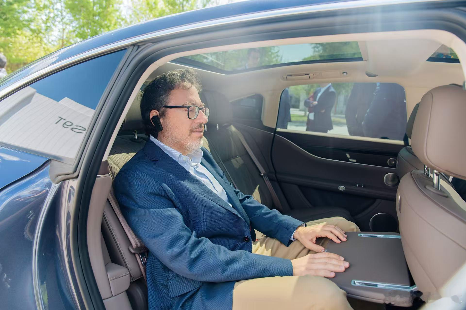 4月28日，西班牙驻华大使馆代表一行走进享界超级工厂，体验感受享界S9 享界S9