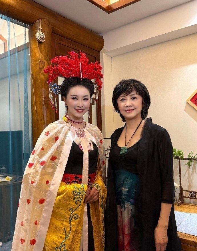 73岁朱琳永远是那个最美的女儿国国王，岁月从不败美人！ 