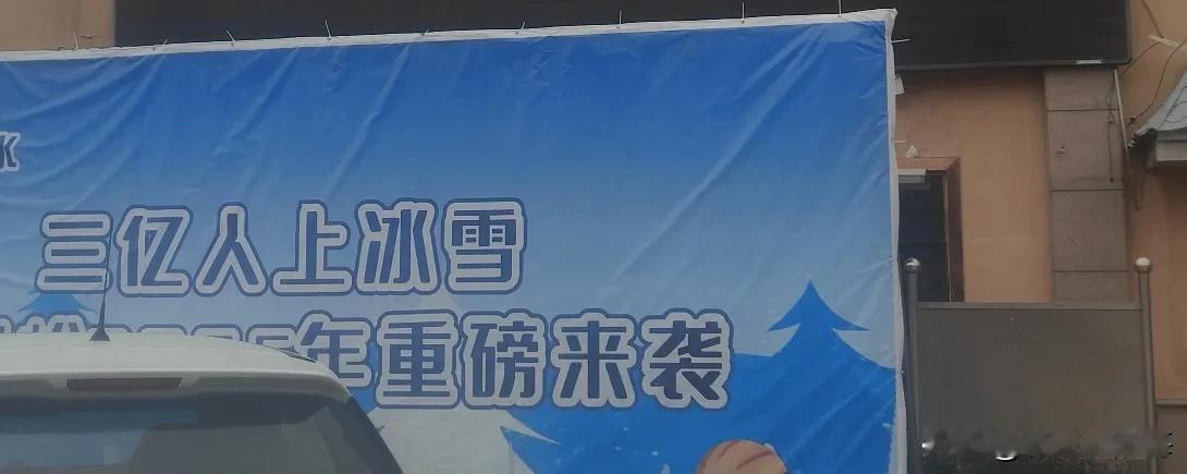 《南北风物谣》
北地风刀削面香，南天潮被捂馊裳
三更暖气催鼾起，五更回南晾衣慌