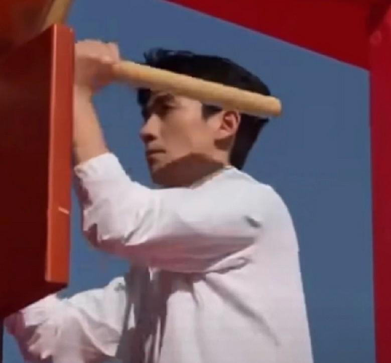 不对朱一龙敲鼓事件做评价，因为对鼓不了解。
 
但作为一个公众人物，要对自己的行