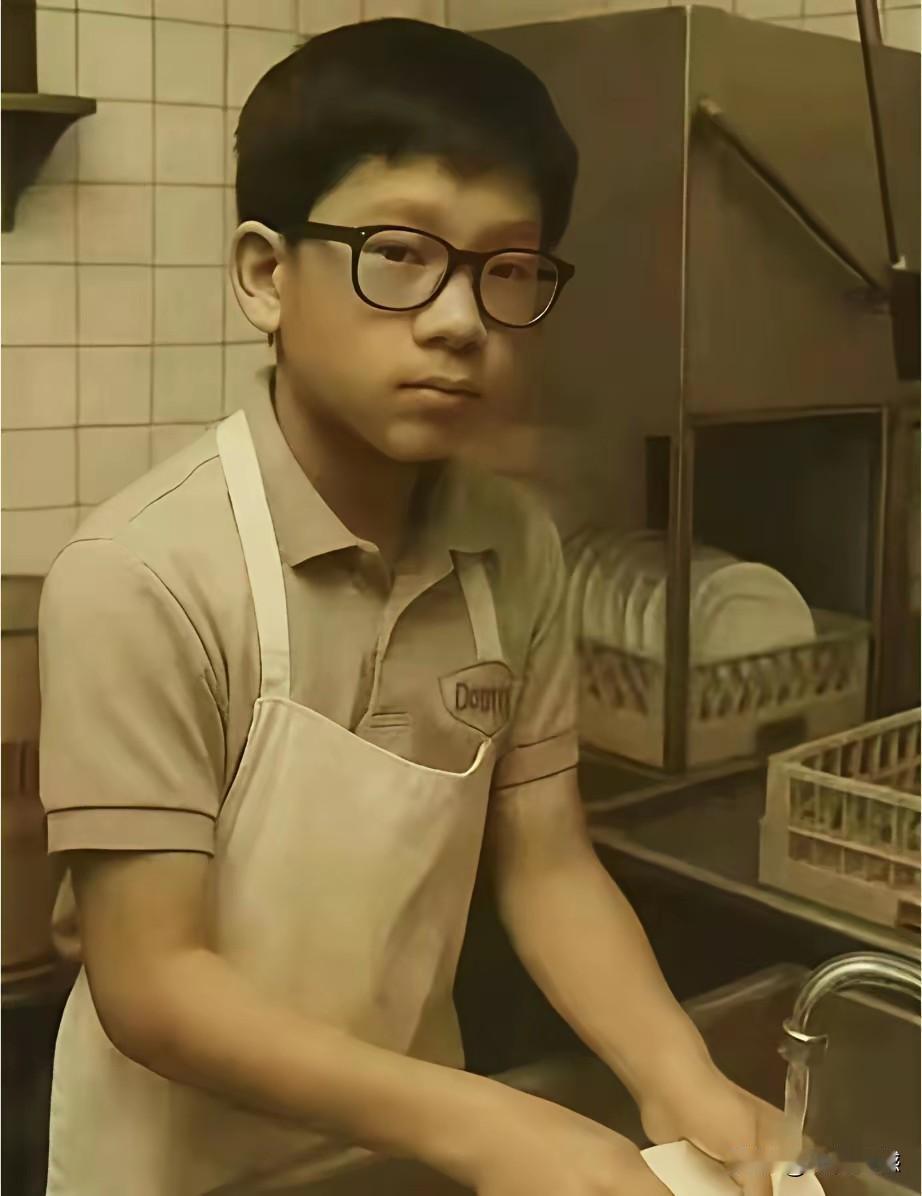 黄仁勋小时候刷盘子的画面，还真是第一次看到，小时候他戴着眼镜，文质彬彬的样子，一
