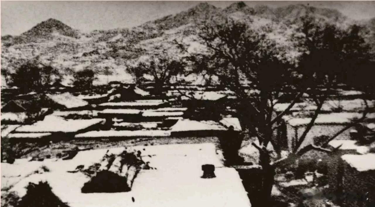 1948年，在李家庄的某个高处，童小鹏按下快门，于是，这个太行山里的小村庄，便有