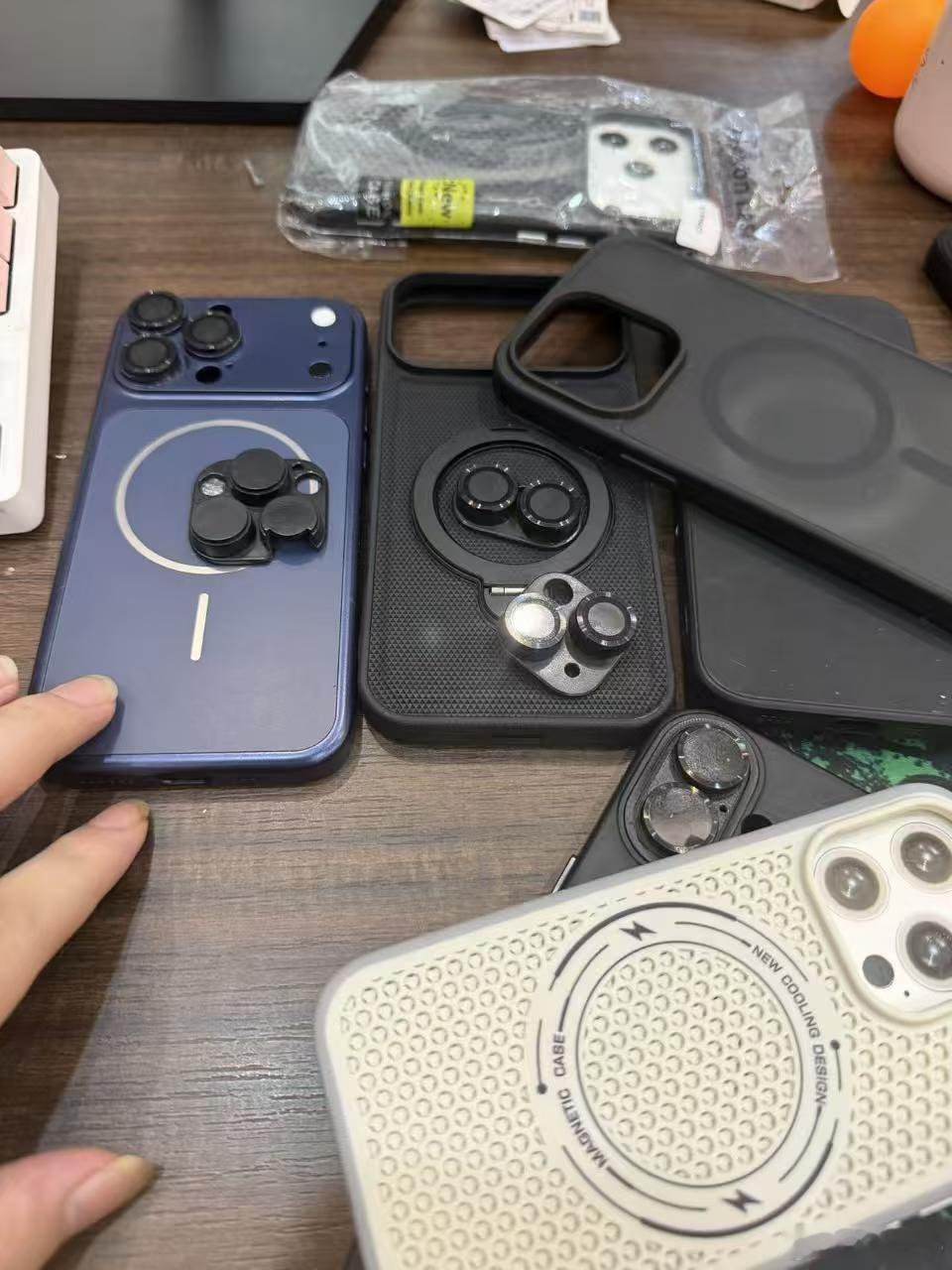 手机壳 偷拍万万没想到手机壳都沦为偷拍工具，这种伪装真的太有欺骗性。没有额外带笨