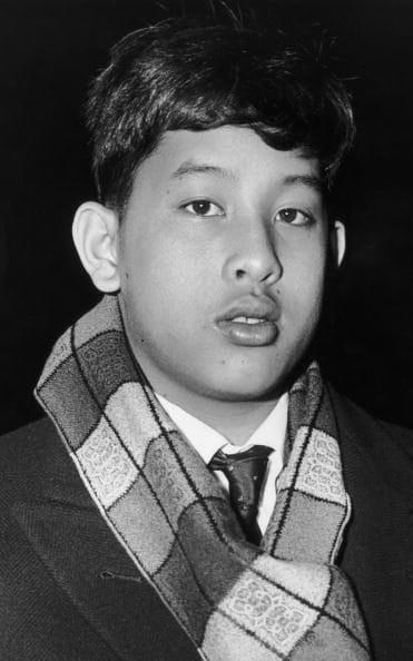 人还是胖点好，泰王年轻时一脸婴儿肥，还算是靓仔一枚。后来的他瘦成猴一样，颜值一落