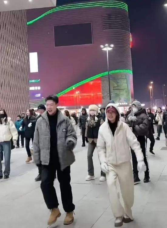 广场舞大妈的风头，被年轻人抢走了。


以前的广场上，大妈们一枝独秀，现在年轻人