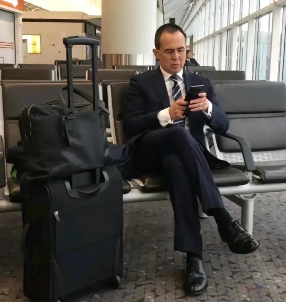你们真的相信李泽楷这样的大佬会一个人拉着行李箱出现在机场候车厅？千亿身家出差，身
