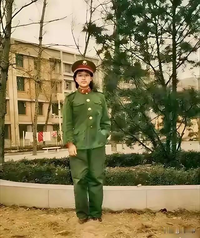 韩红现在的身材有些发福，可是以前却是个人见人爱的大美女，有热心的网友，翻出了她以