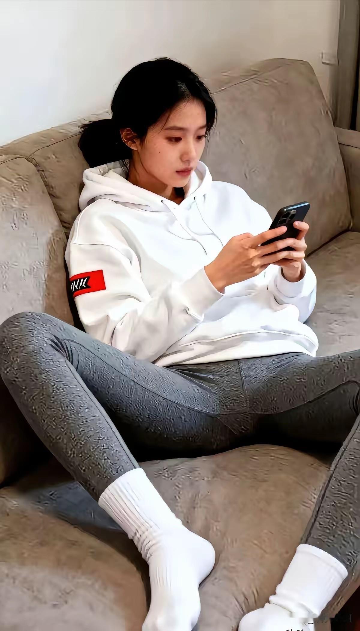 这就是双休日宅家自由自在、无拘无束的状态，我的地盘我作主！