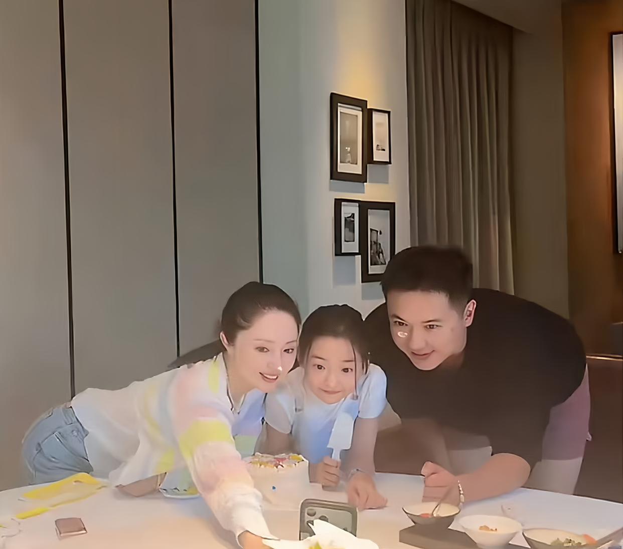 董璇同前任高云翔同框给女儿小酒窝过十岁生日，小酒窝长的太漂亮了，在和妈妈同框的照