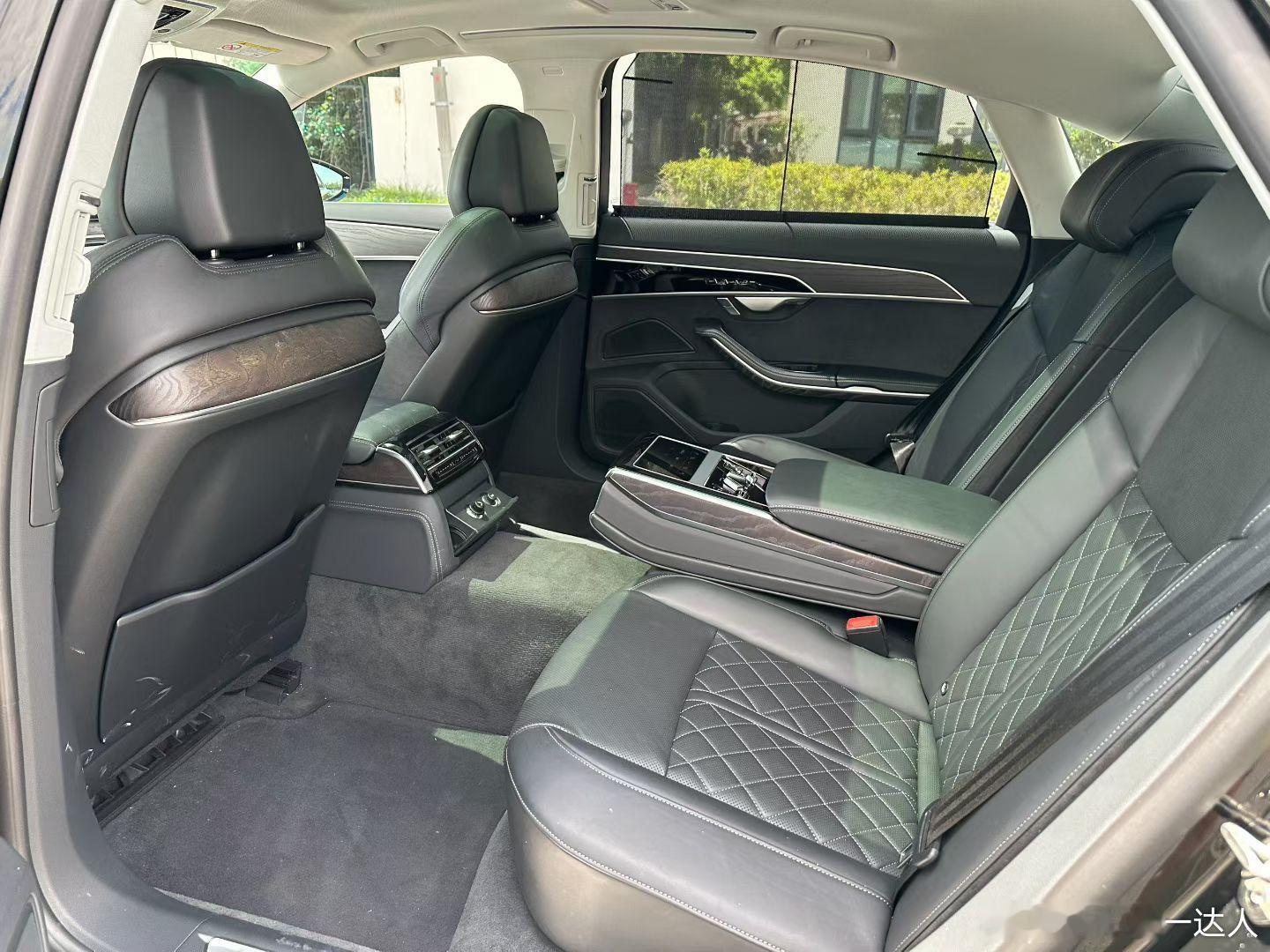 奥迪A8L、3.0T 50臻选、黑外黑内 ，22年行驶2.2万公里 