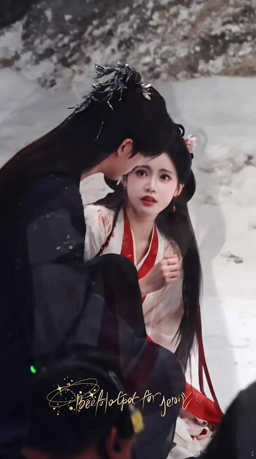 孙珍妮的眼神算有爱么？  好喜欢这个妆，楚楚可怜，跟这张有异曲同工之妙（p3,4