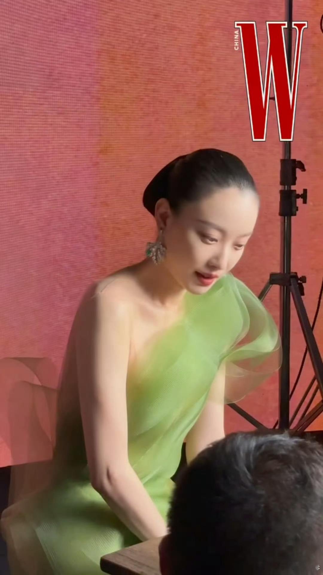 倪妮这个发型好紧绷啊 ​​​