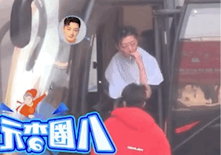 #苏小玎随地乱丢烟头#上次是随地小便，这次又扔烟头！男明星塌房如此简单，学学你哥