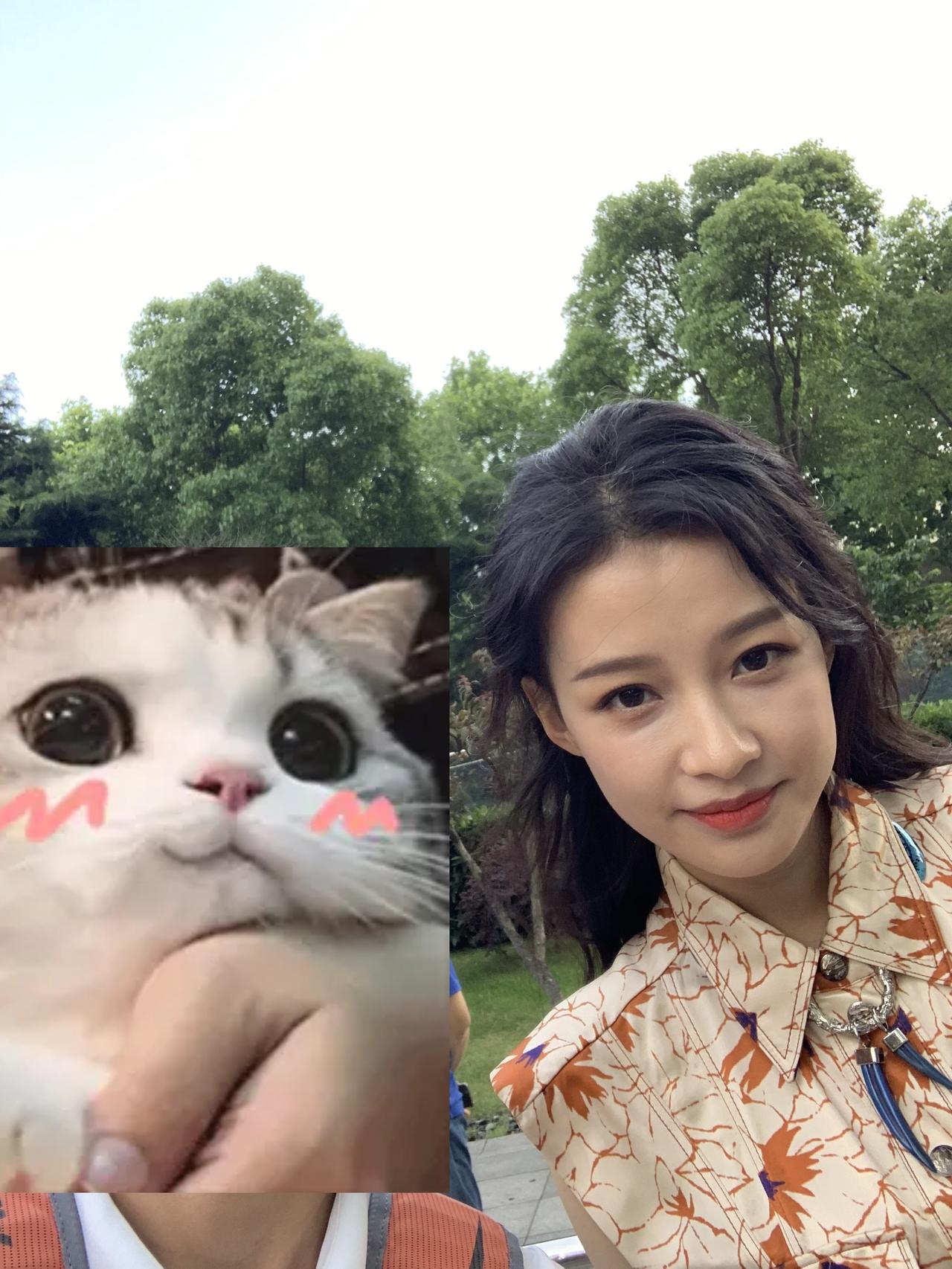 来看看苹果原相机下的孙怡状态～素人和女明星 路人和明星合照 女明星和素人 也算是