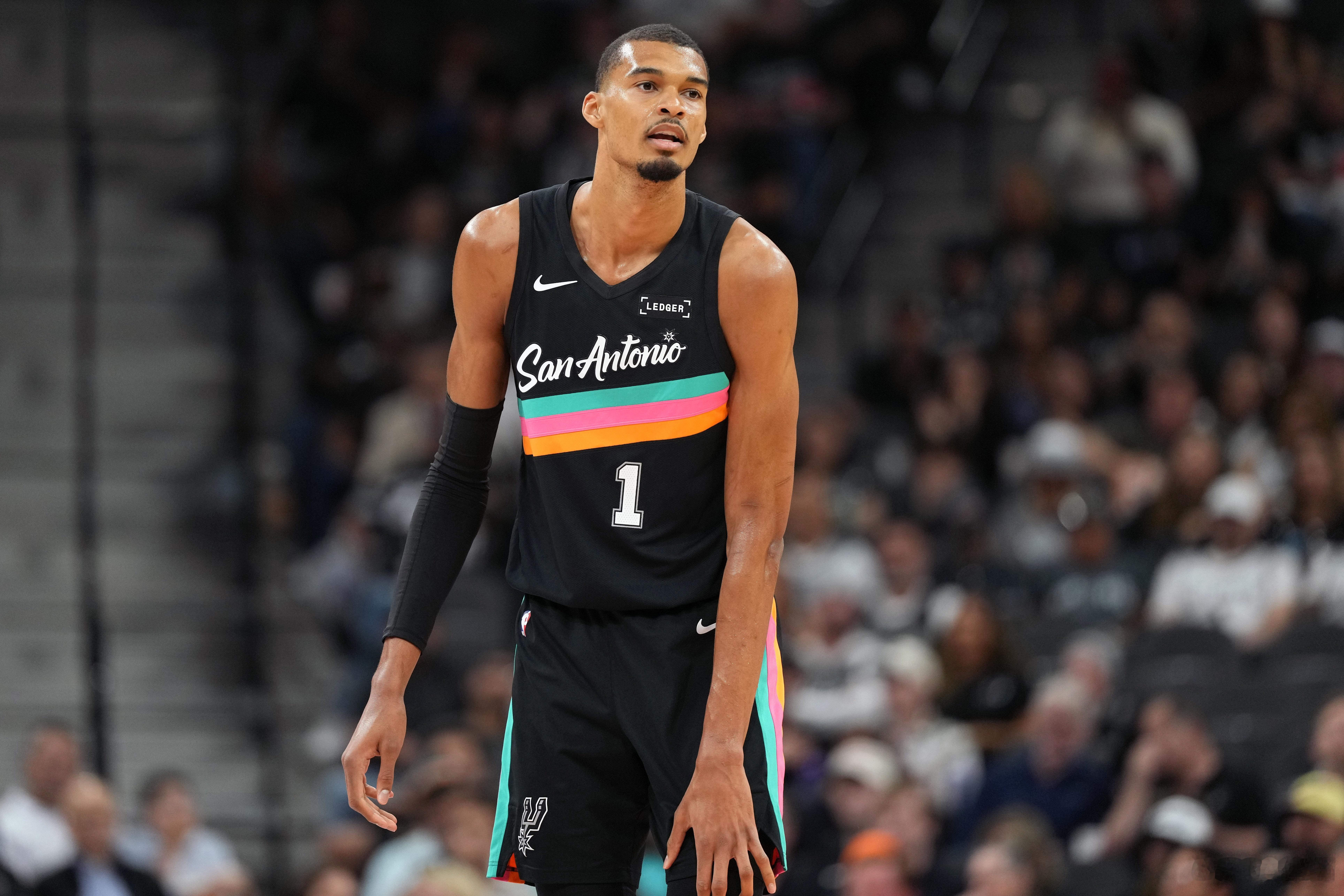 文班亚马半场8封盖5月5日，NBA西部半决赛G1，马刺对阵森林狼。文班亚马半场狂
