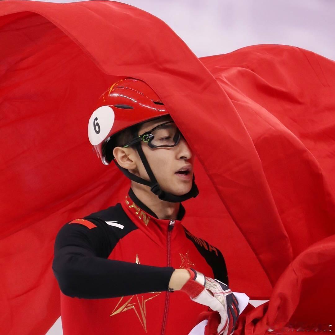 武大靖带着不服输的劲奔赴米兰太感动了！武大靖虽因伤退役无缘参赛，但正以解说员和歌