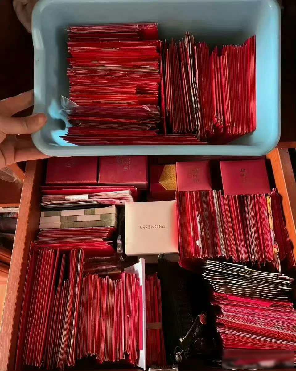 厉害了！孩子整整20年的红包，居然都没拆过，父母也没要回来。



网友发了个视