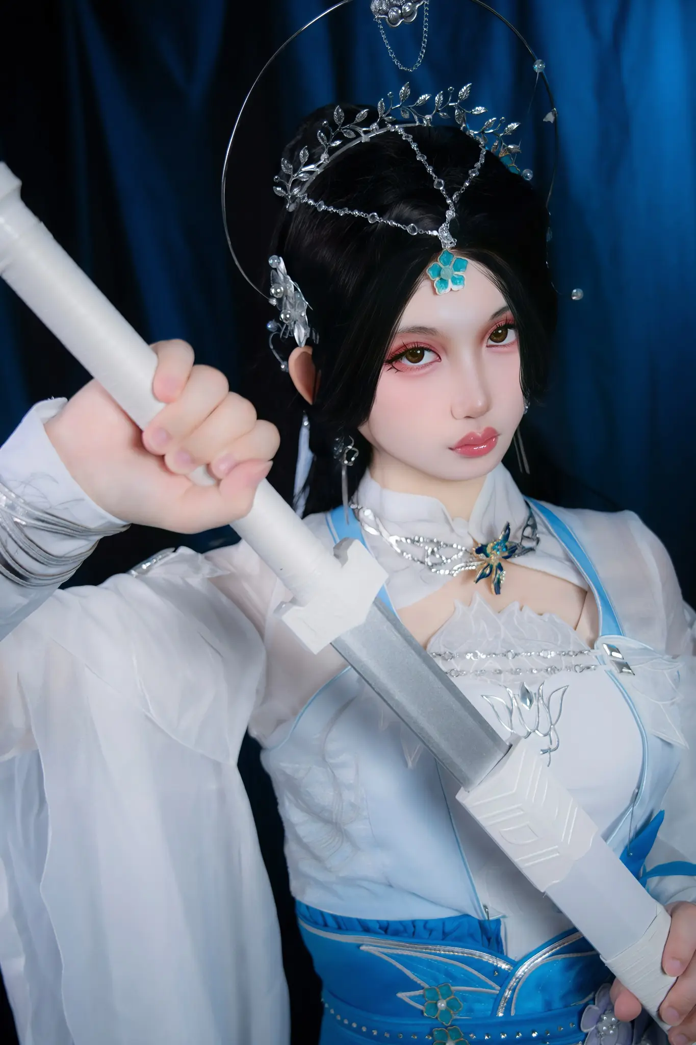 女儿身自然也可拿剑。