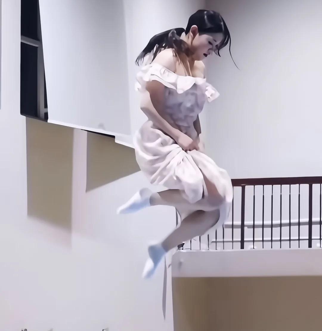 还好是国家养大的（让人又想哭又想笑的）
跳的轻盈，在国家队也会被教练夸夸的吧[完
