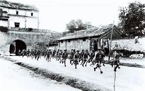 1938 年，特务去小学抓地下党杨文海，谁知刚到校门口，恰巧就碰上了杨文海，特务