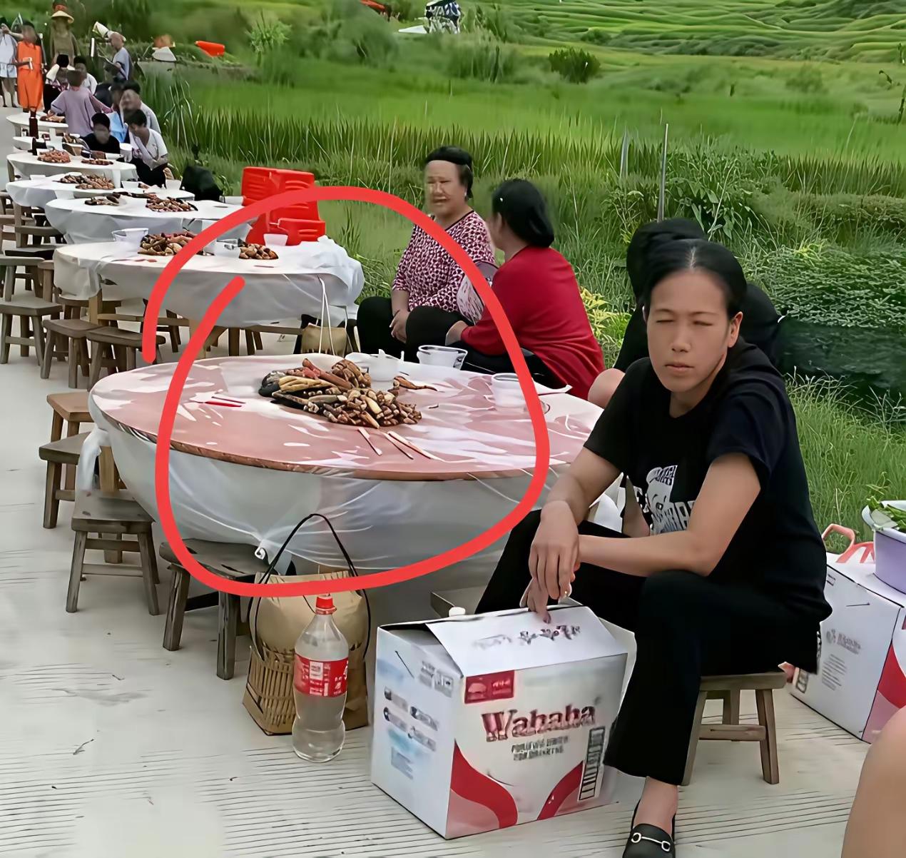 这是哪里的酒席，竟然还有这习俗？菜和肉就这么堆放在桌子上，也不用个盘子。干不干净