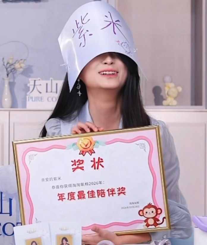 本来想用这个当头像，但是定睛一看，写的年度，不好不好，应该改成终身最佳陪伴奖。[