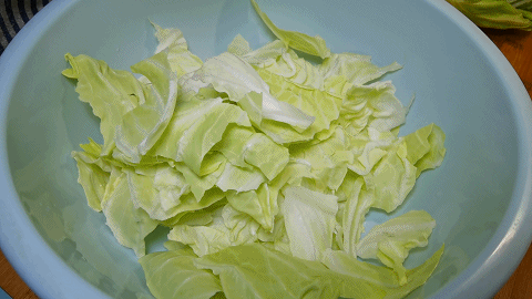 【5种越洗越脏的食物】圆白菜千万别用盐水洗 1.香菇：菌褶是藏沙重灾区，洗净表面
