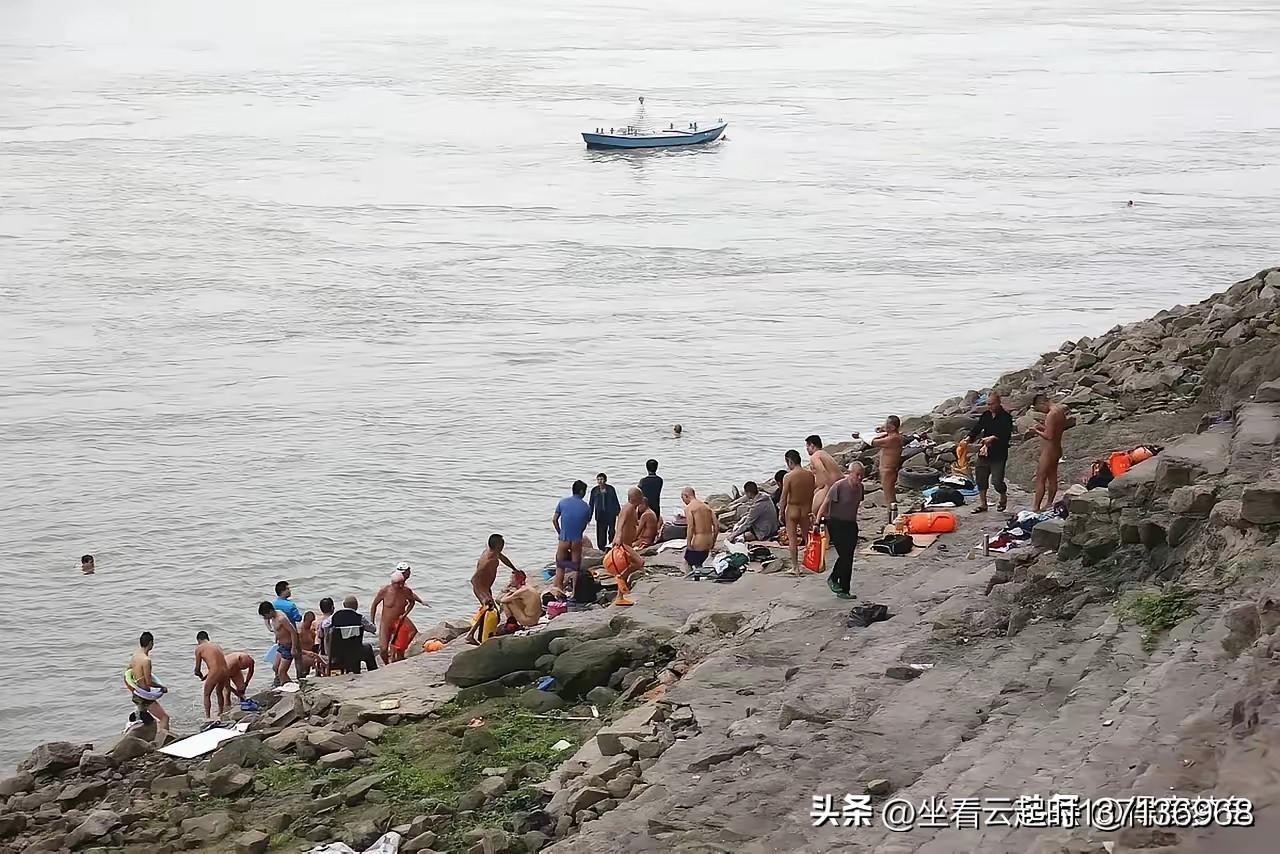 光天化日在公共海滩裸泳是违法行为吧。乐山裸泳 游泳不文明行为 野外晨泳 硬核裸泳