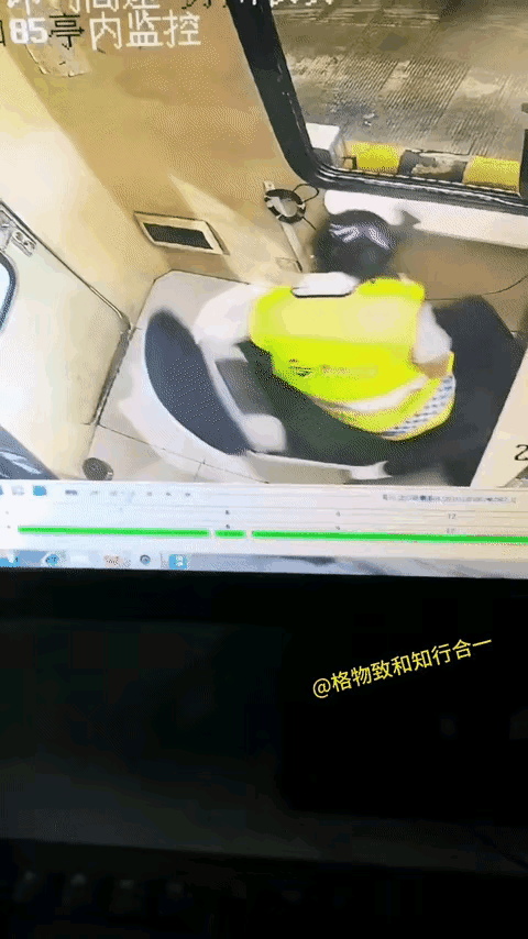 这是一只耗子，还是一只小鸟，真把这个人给吓坏了，有时候在没有做好充分心理准备的情