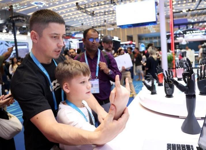 人力短缺的全球救星！中国机器人火遍广交会，发达国家争相采购太壮观
广交会第一期服