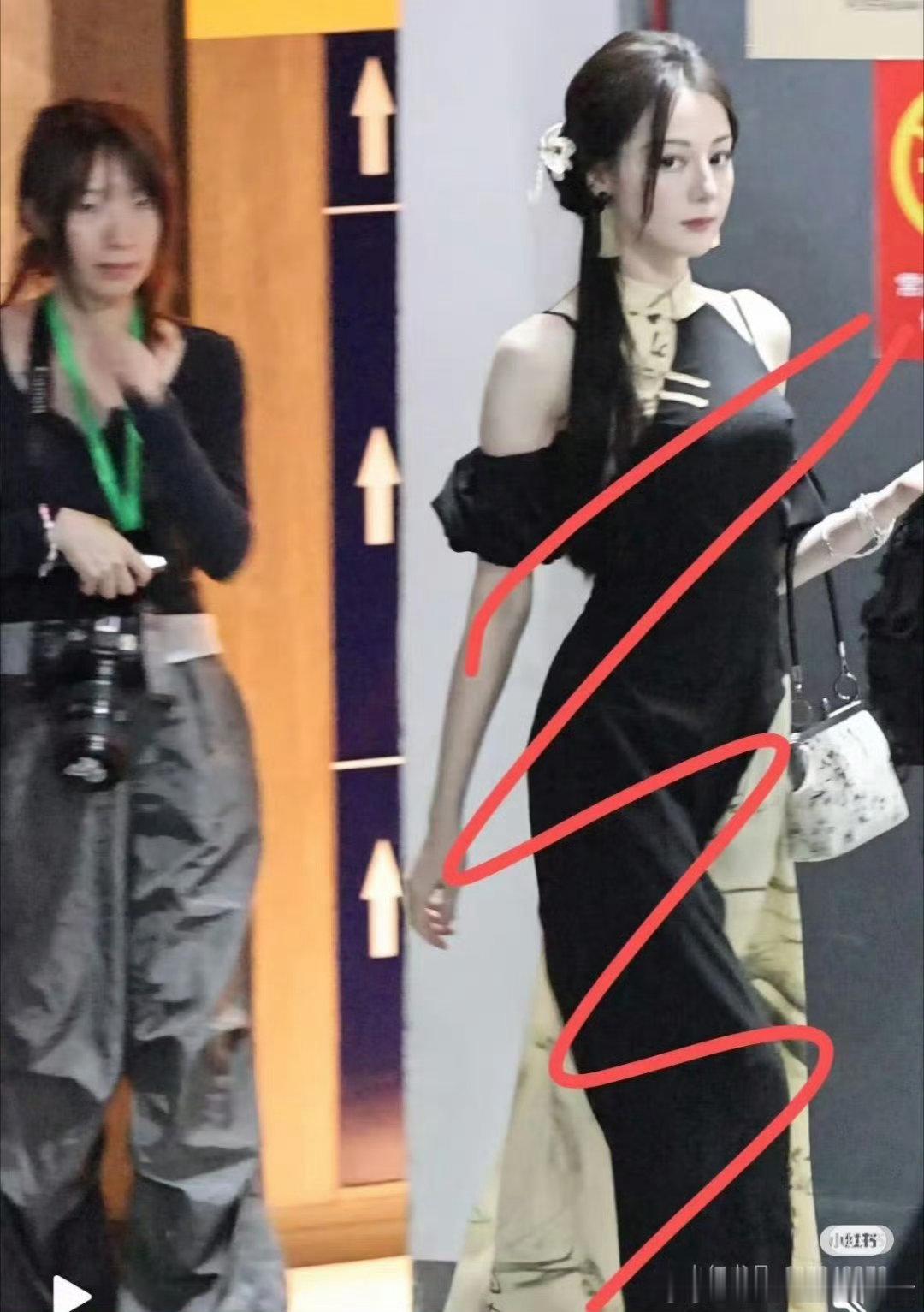 迪丽热巴新中式长裙迪丽热巴侧编发新中式长裙造型 迪丽热巴侧编发新中式长裙造型，优
