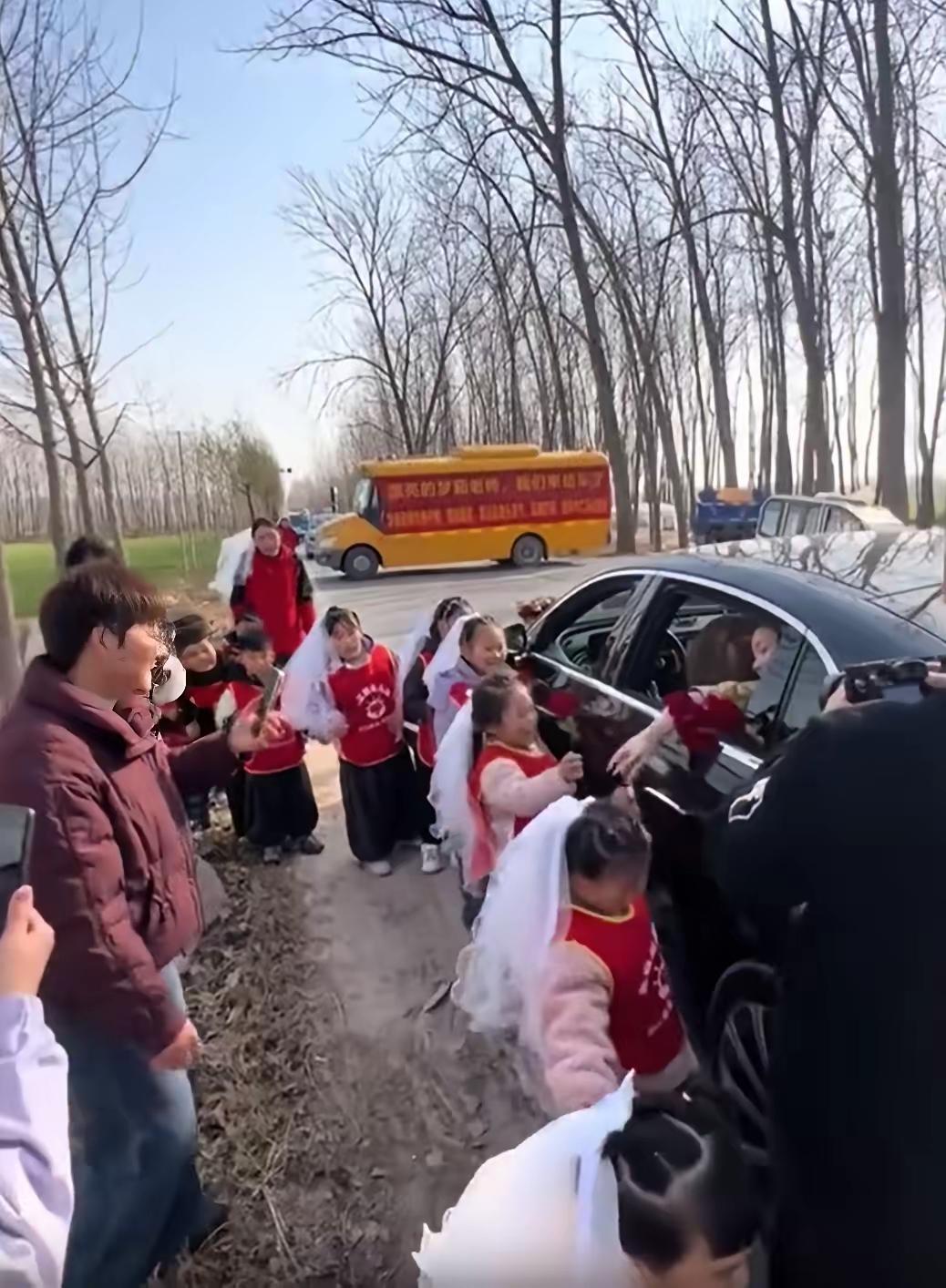 幼师婚礼当天被一群“小劫匪”堵路了！山东这位老师婚车半路停下，一群萌娃举着玫瑰花