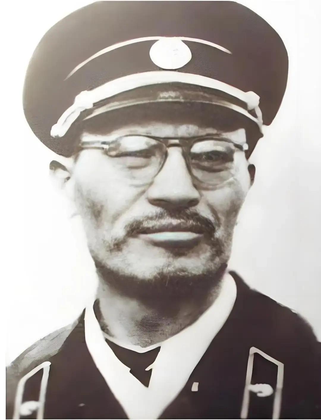 1955年，袁也烈被授少将军衔，他曾经的警卫员被授大将，学生、俘虏被授元帅，但他