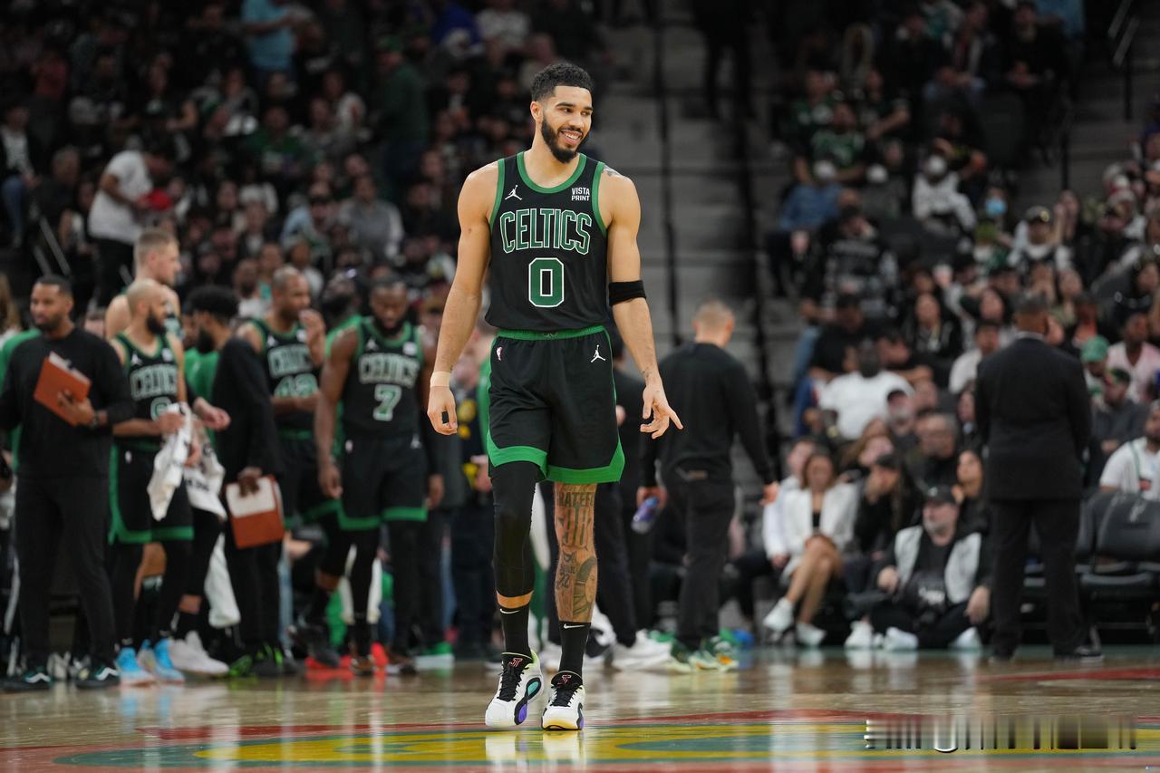 NBA赛场：塔图姆不愧是科比门徒，现在的进攻不断犀利更多，而且效率也更高了！
 