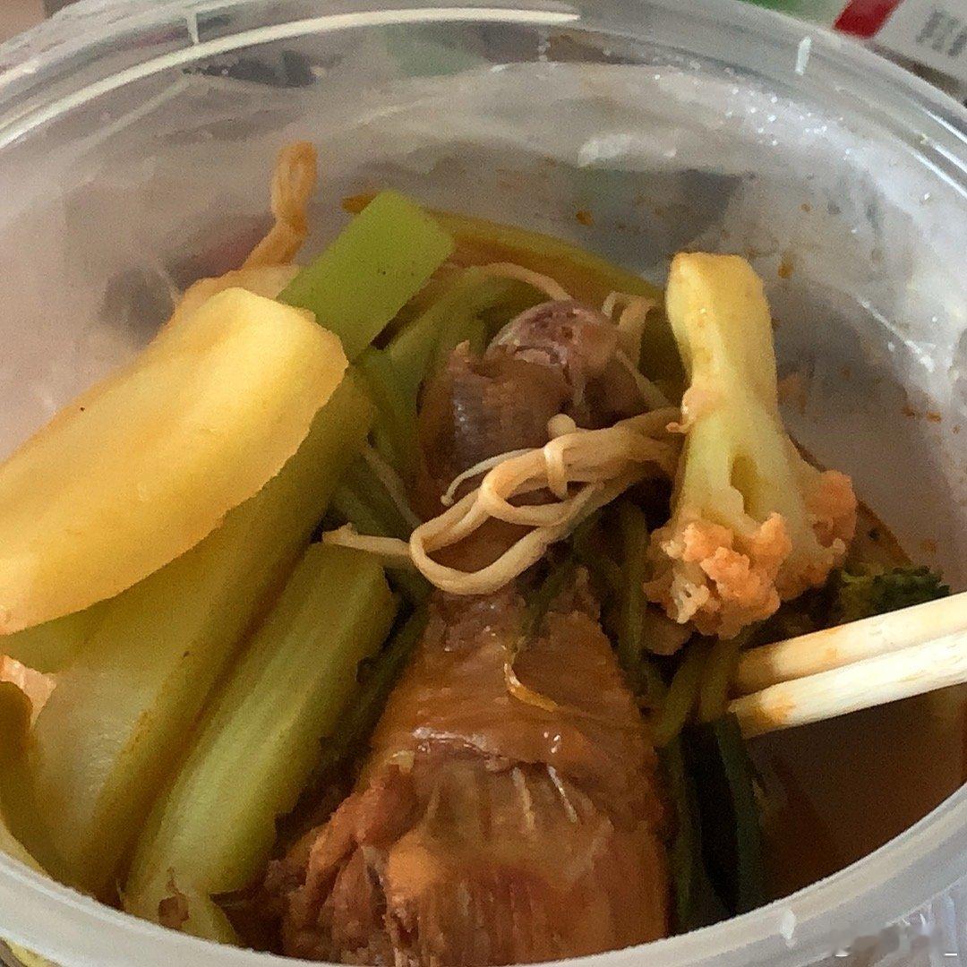 #冒个泡# 曹氏鸭脖太辣太辣了酸奶碗还得是抹茶！忙的中午就吃三个关东煮两杯冷萃红