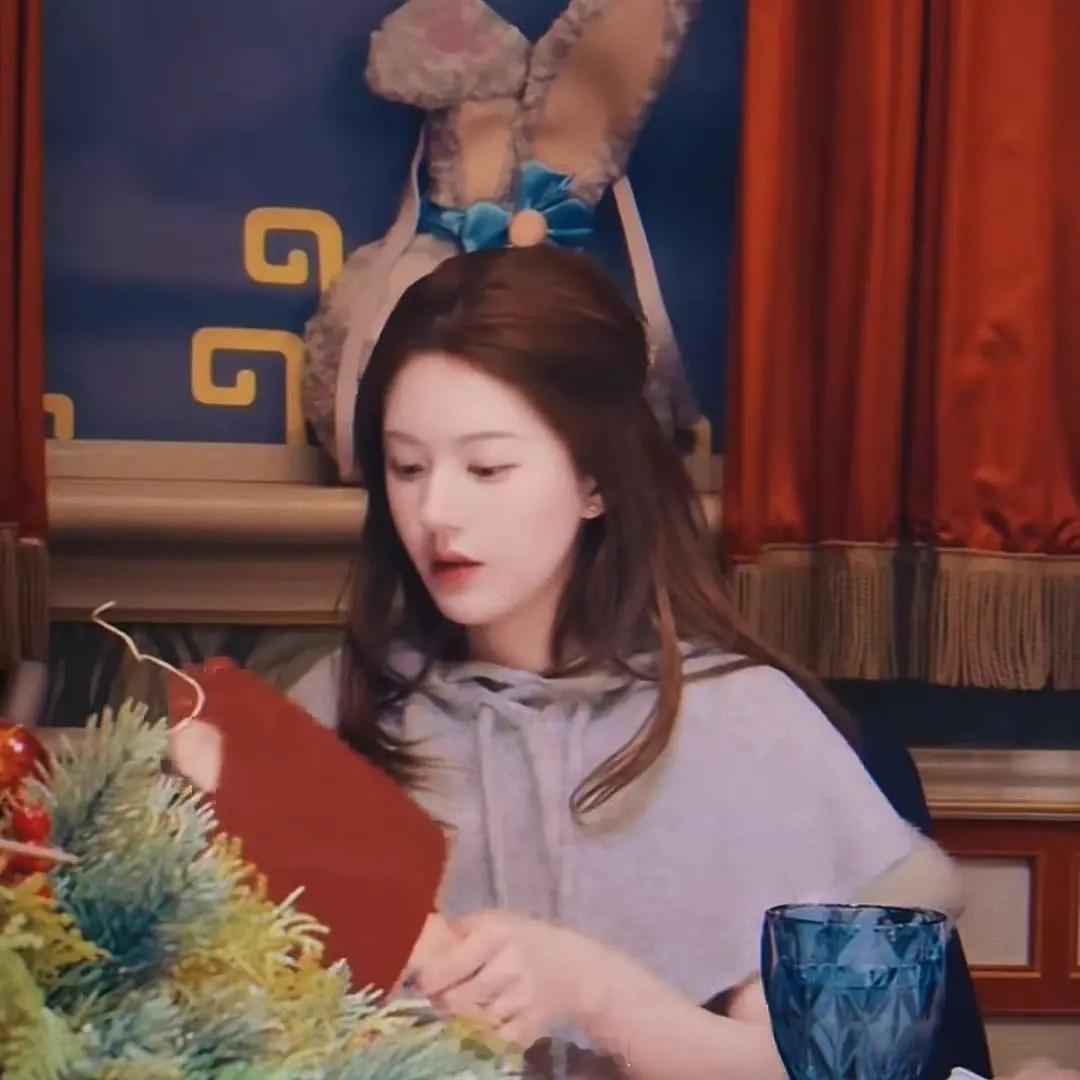 赵露思出去玩儿了颜值高，状态好，有杂志待宣，有顶级商业价值，爆剧女王，行走的种草