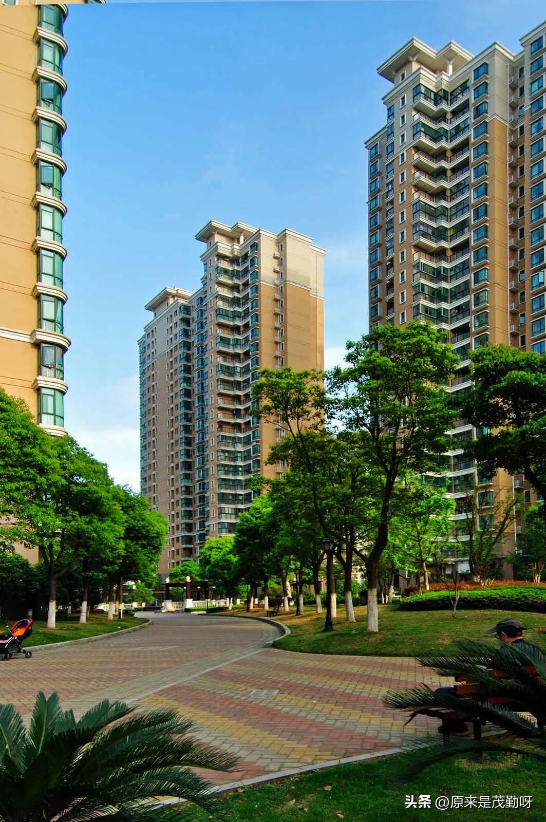 一大早起来刷朋友圈，发现各地的房价都涨了。

房价也会发小脾气的时候呀，说涨就涨